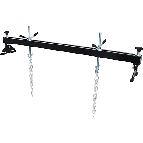 Eine schwarze Motorhalterung mit Ketten und Gewindestäben vor weißem Hintergrund.